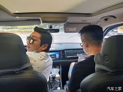 最先驾驶来自昆明媒体老师吴老师副驾驶李老师后排  黄老师对讲机也