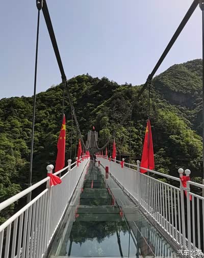 登上玻璃栈道,风景这边更好