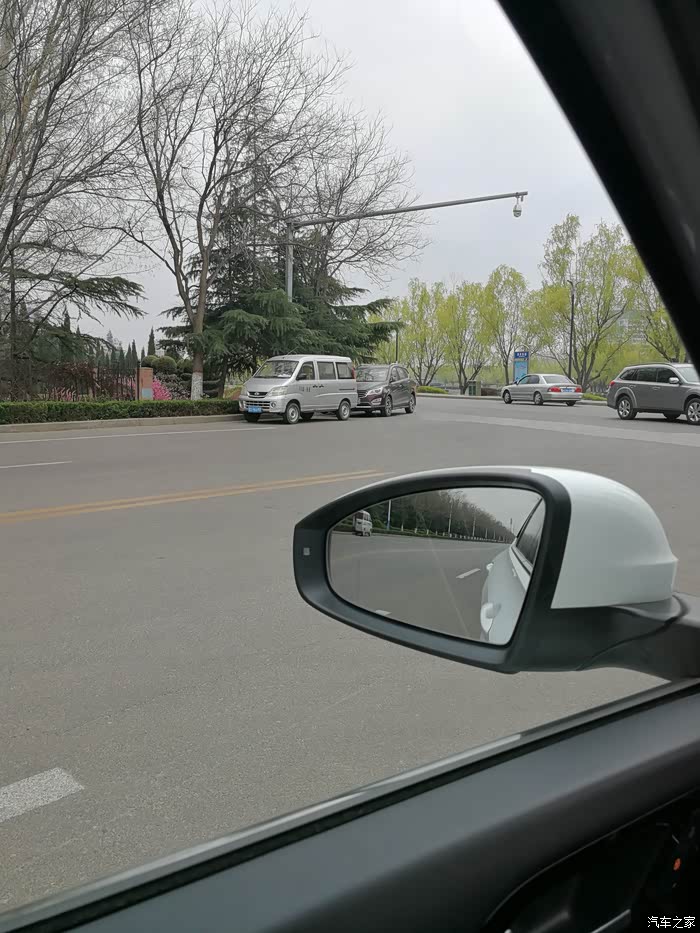河边的垂钓者把车停放在路边,这有点影响道路安全.