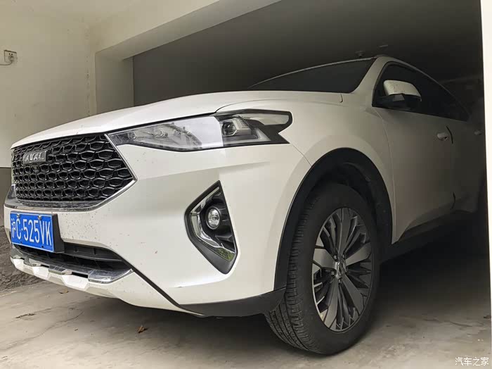 停在车库里面的白色哈弗f7x