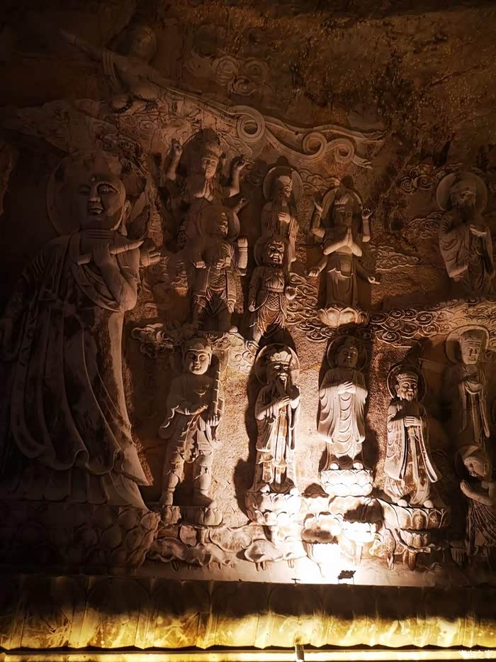 观赏合掌岩石窟天然景观