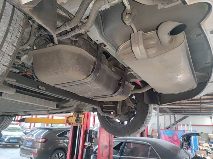 趁机看一下底盘,这边是油箱和排气管