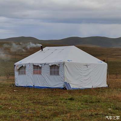 草原上,藏民炊烟袅袅,那个时间点,估计是在做早餐?或者取暖嘛?