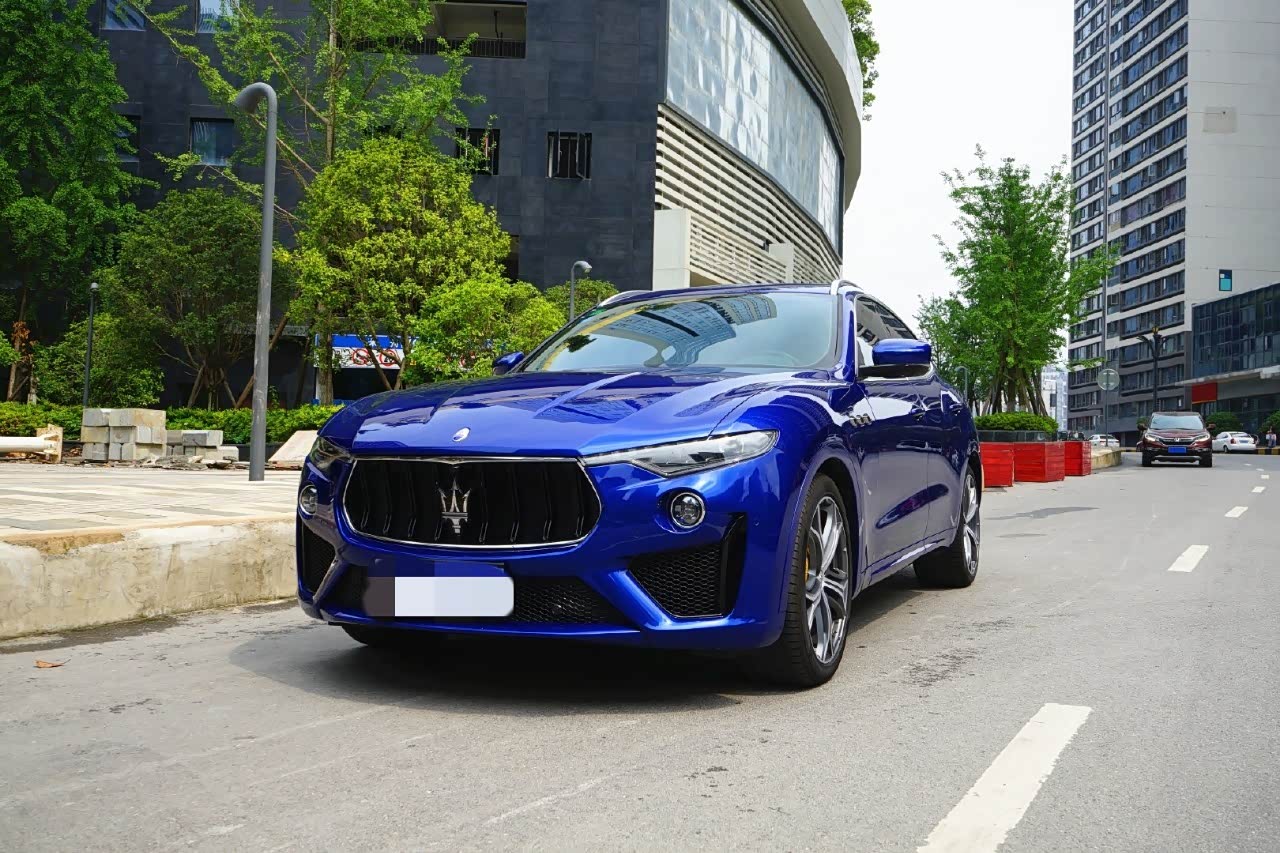 蓝色的玛莎拉蒂最迷人的越野车