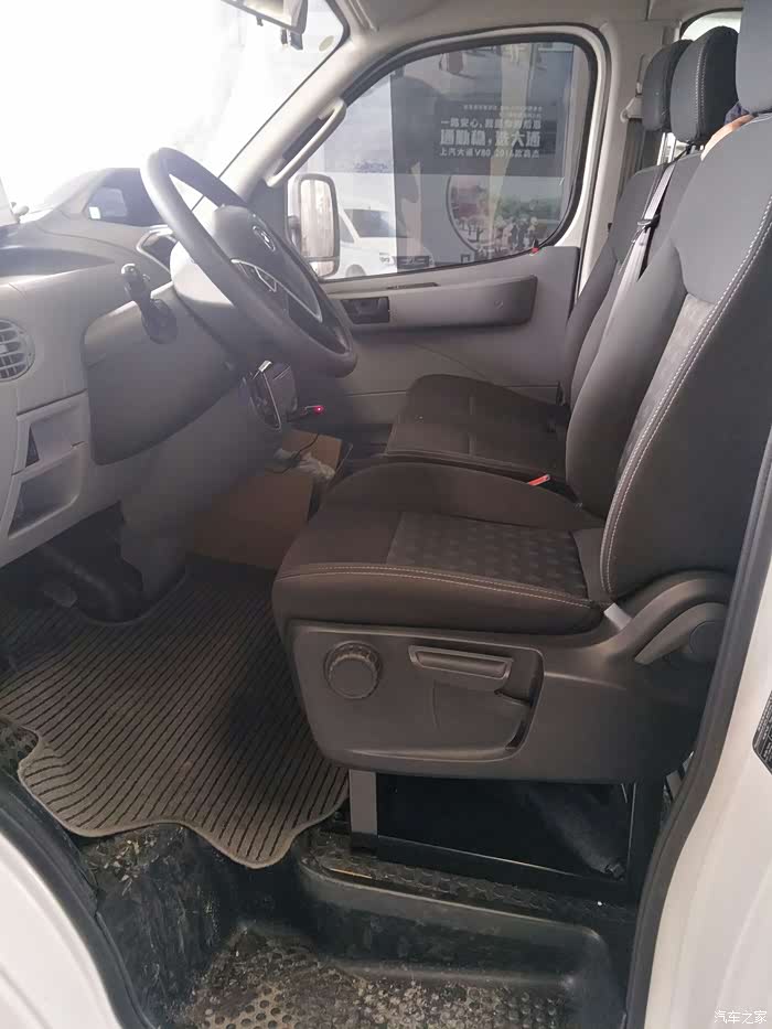 主驾驶也升级成8向调节,座椅软硬舒适度也比17款改善了很多