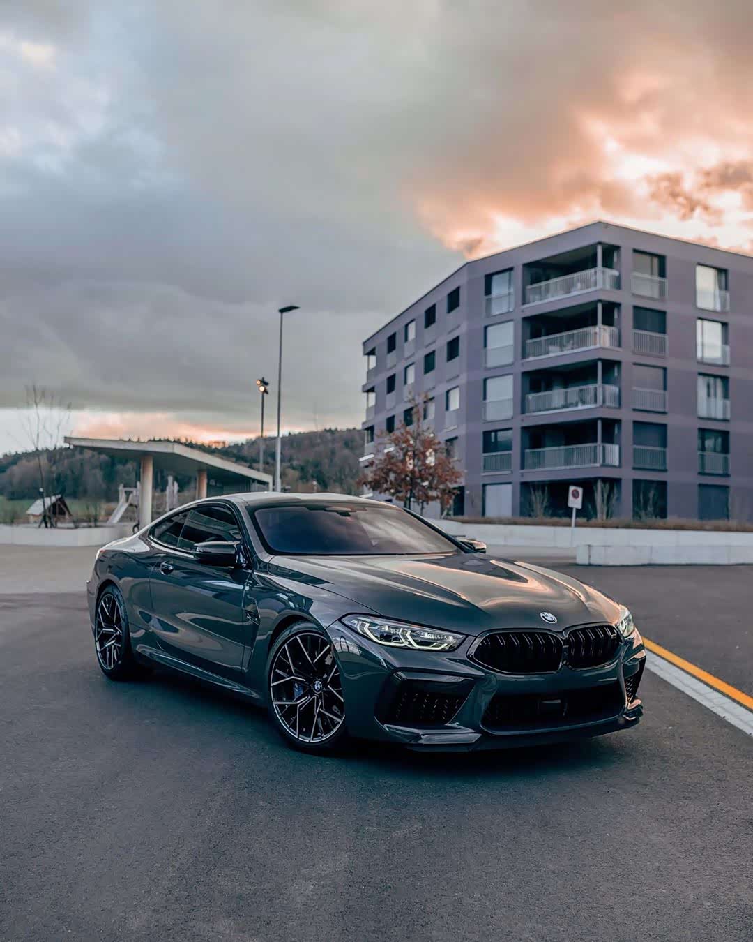 抛弃超级大嘴,宝马m8显得更加精致了