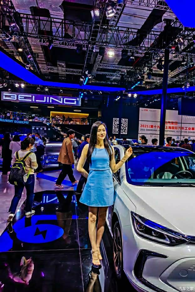 参观上海展览中心举办的汽车展灯光璀璨美女如云演绎非凡
