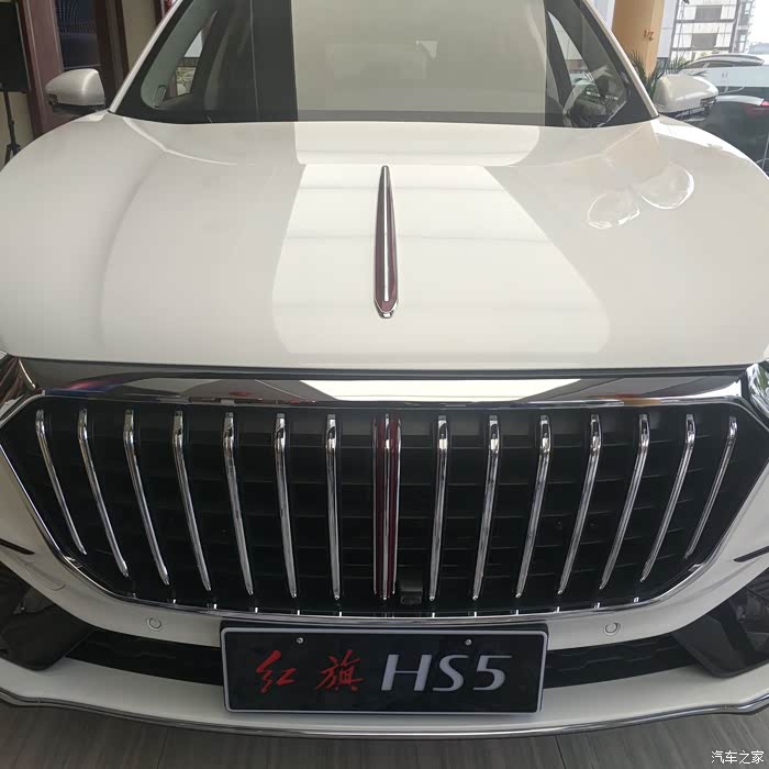 看哈红旗目前车型的车标吧首先,介绍的是红旗hs5和红旗hs7的车标吧