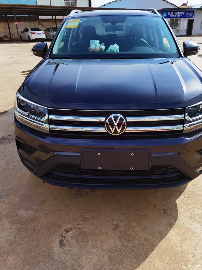 车子的前脸,大众车的前脸基本就一个样子吧,中规中矩耐看.