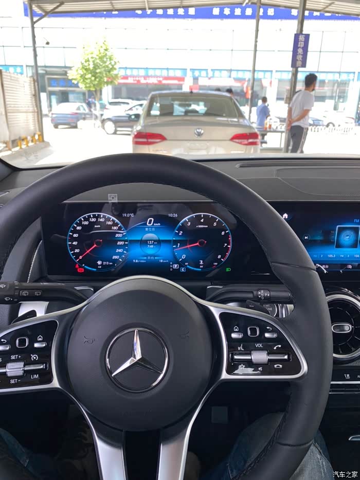 512护士节给老婆的车上照