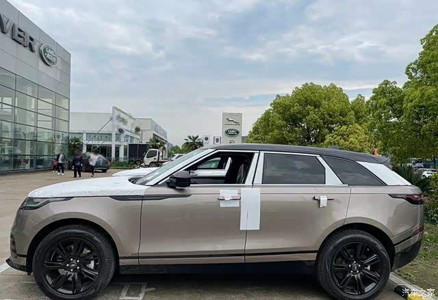 21款星脉全新样式的三辐式方向盘显得更为优雅且简约一些