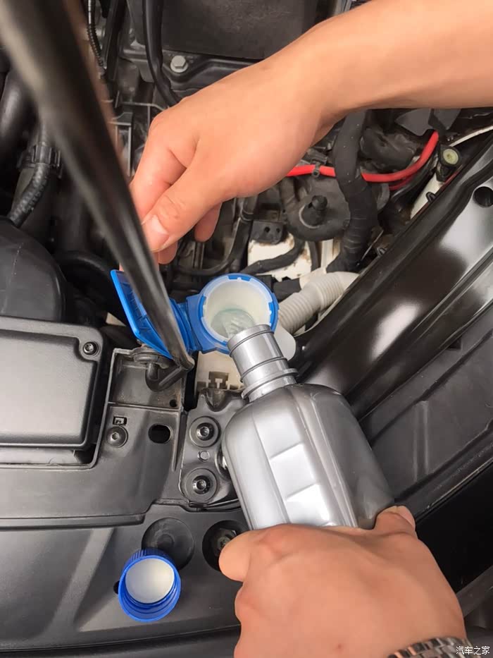 速腾加玻璃水,还是要用专业的