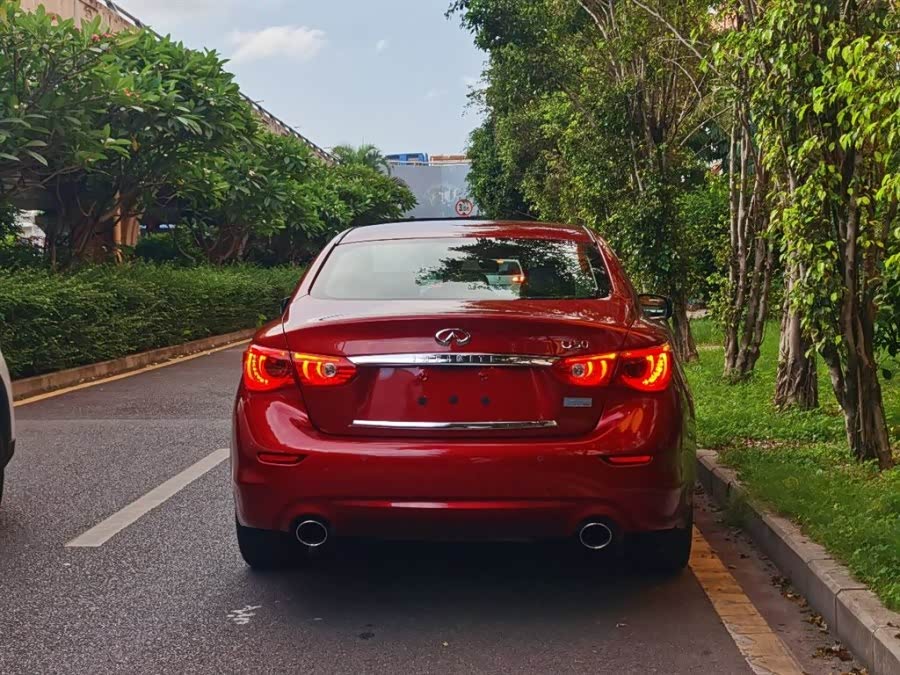 红色的英菲尼迪q50别说还真帅