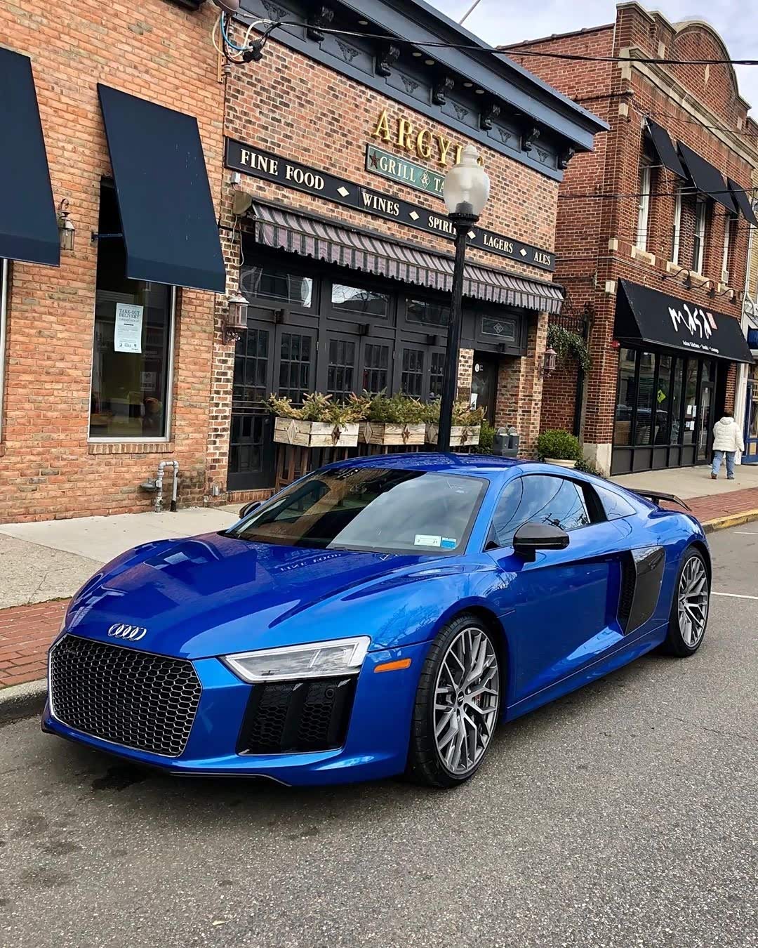 蓝色车身最动感的奥迪r8