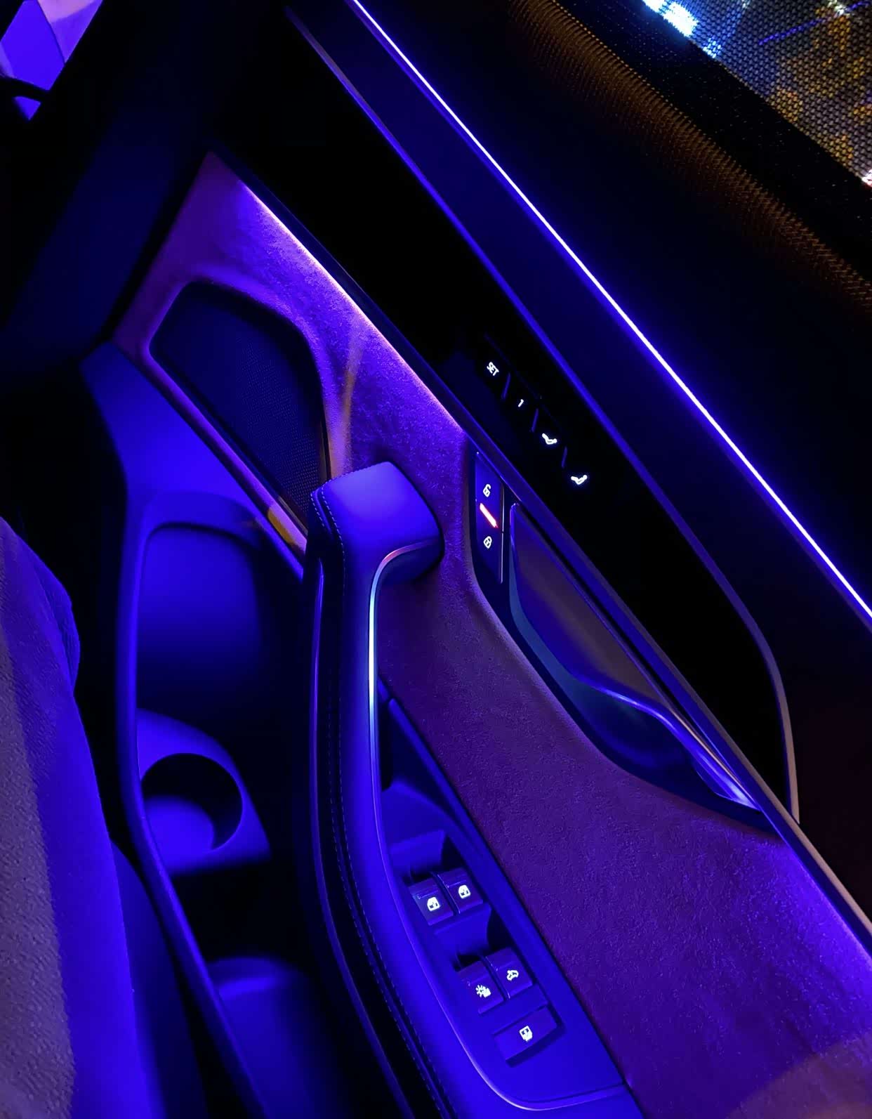 奥迪a8内饰氛围灯还是蛮有气氛的哈