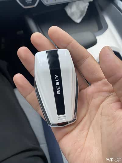 钥匙和gl造型一样,但是这个白色比较好看.