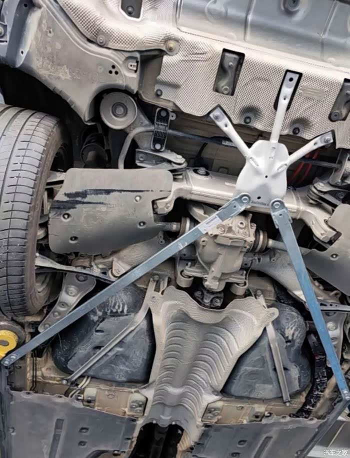 加了一套原厂的底盘拉杆