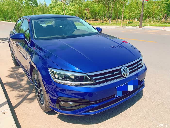 蓝色的凌渡帅气十足