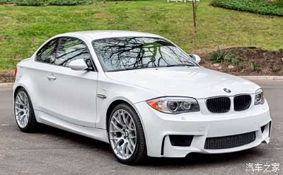 宝马1m 稀有物种,搭载3.0t六速手动变速箱.