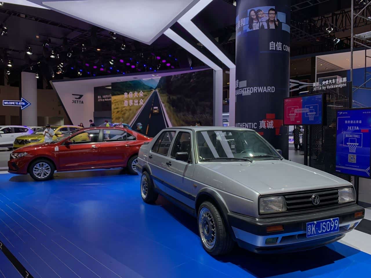 之家展台刚刚搭建好,出门碰巧遇到李老鼠那辆传说中的捷达.