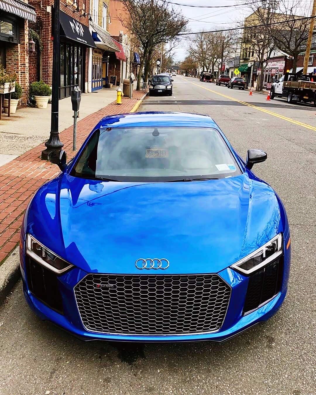 蓝色的奥迪r8最具有魅力