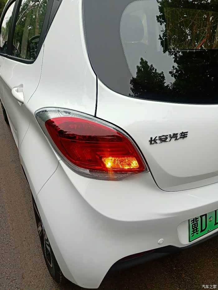 奔奔e-star的后尾灯特写,像是水滴又像是一片树叶.