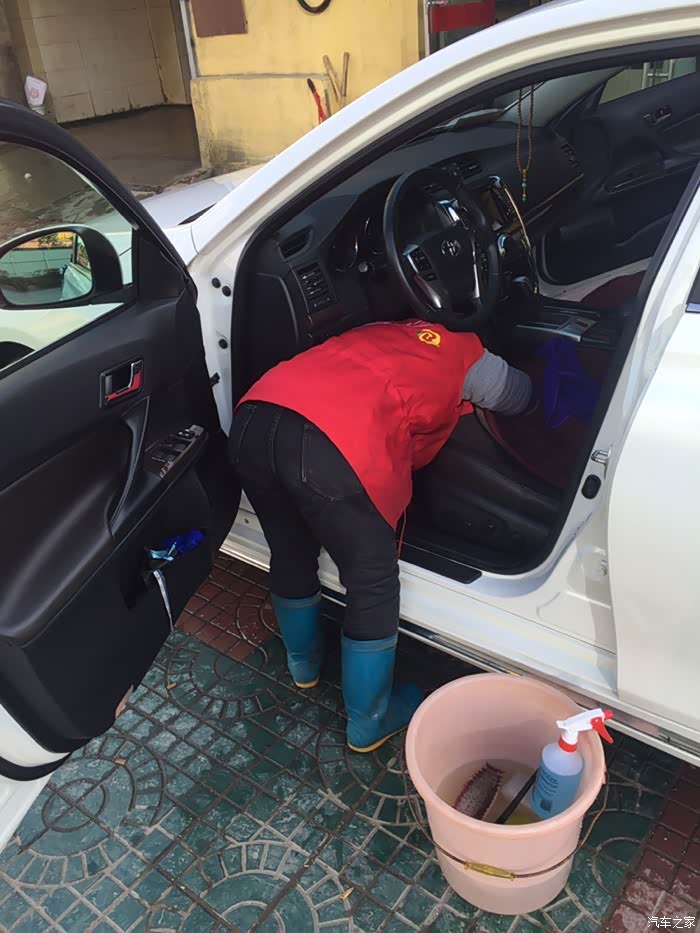 阿姨洗车真够细致