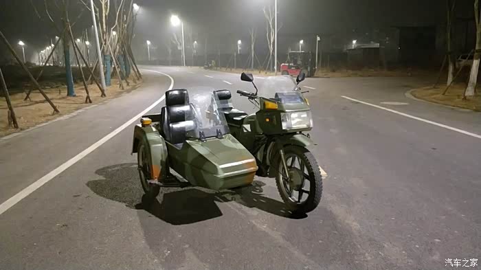 此车为2001年的,冠军750,其实就是长江750警用款的个变款