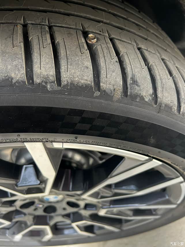 全新宝马x5右后轮扎钉子