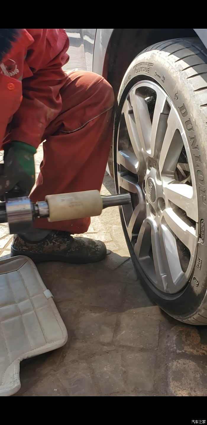 防盗螺丝的套筒丢了,轮胎拆不下来了,怎么办?