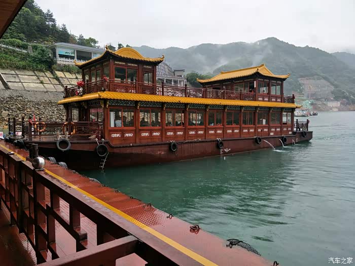 最后趟发船,所以匆匆结束龙景峡谷,其实也走累了,立即下山来搭乘舫船