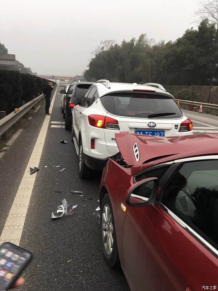 坐标:三环路平房方向,n起交通肇事,撞细碎,这回看出车质量了