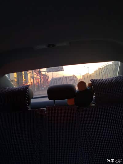 后挡风玻璃有水印擦不掉,怎么破?