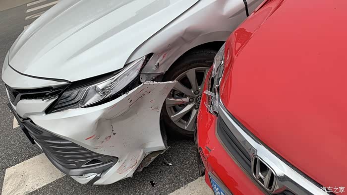 新车凯美瑞首撞