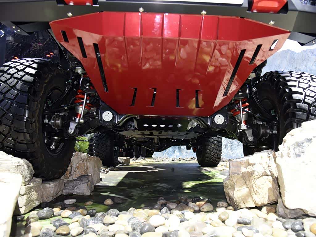 北京汽车展台上,我们看到了一款重改的bj40——狩猎者!