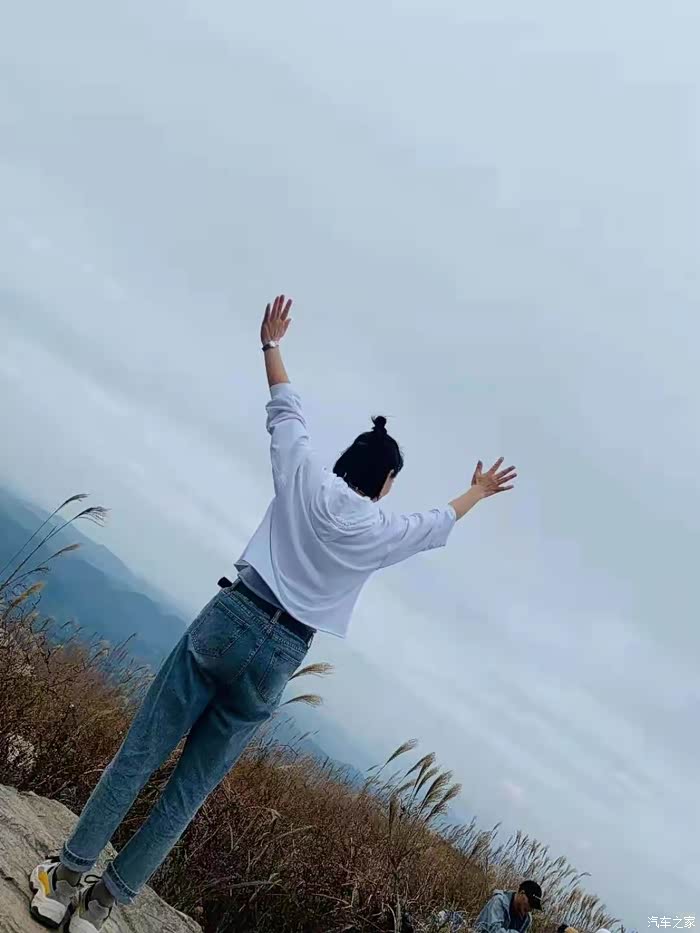 经过不懈努力终于到达了山顶,忍不住高声呐喊以释放各种生活压力.