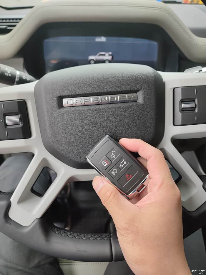 【图】成都提车,冒着大雨背回来的,要不要先贴个车衣_路虎卫士论坛