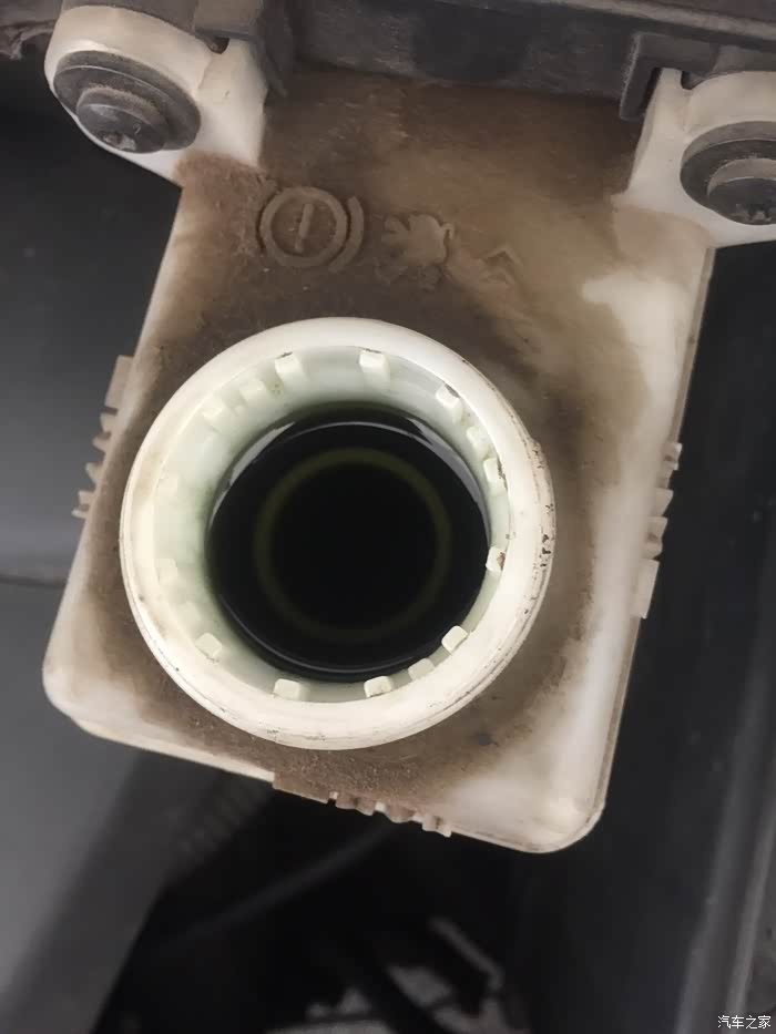 很多年没换的刹车油就变这个颜色了,恐怖,一起更换了
