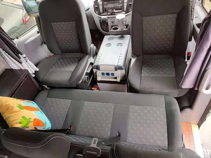 中排有导轨,可以调节座椅前后