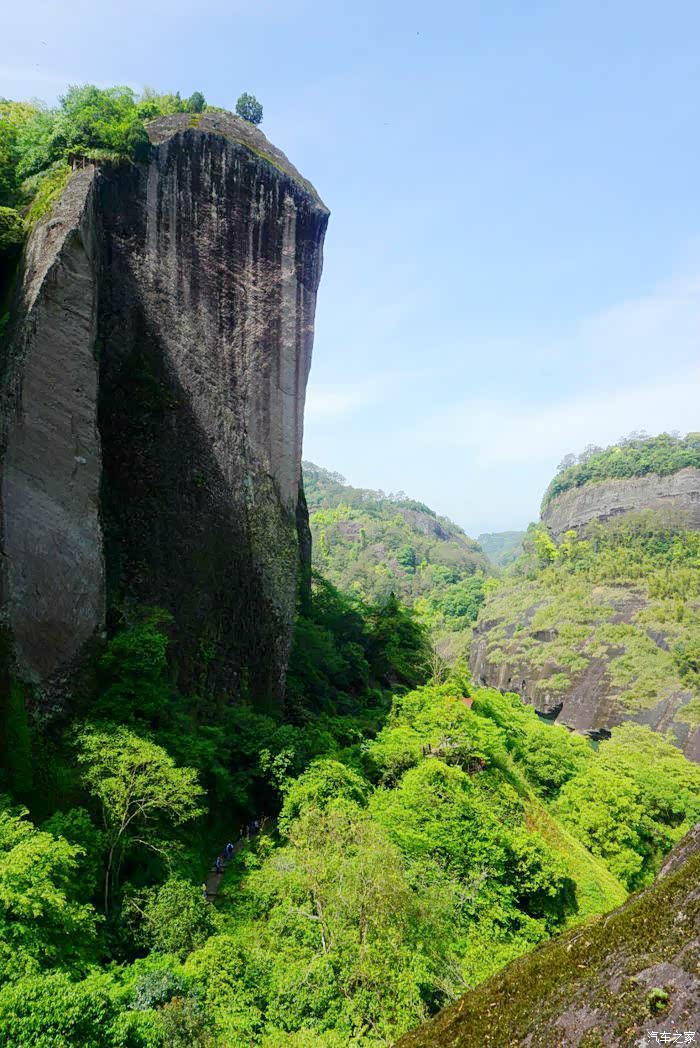 武夷山风景名胜区属典型的丹霞貌,发育典型的丹霞单面山,块状山,柱状