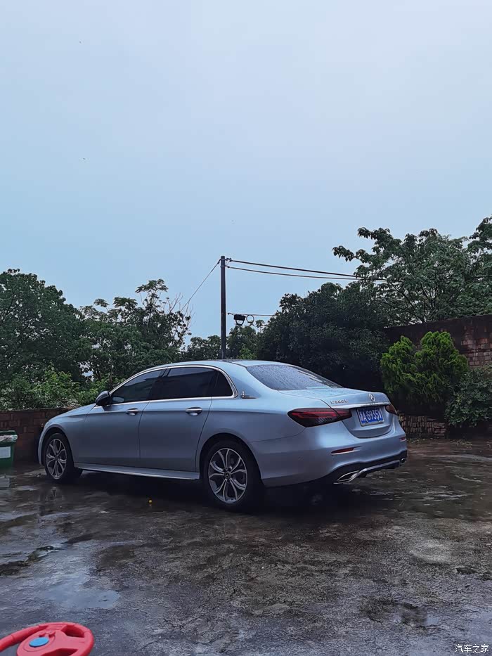 奔驰e那种外形颜色好看呢?