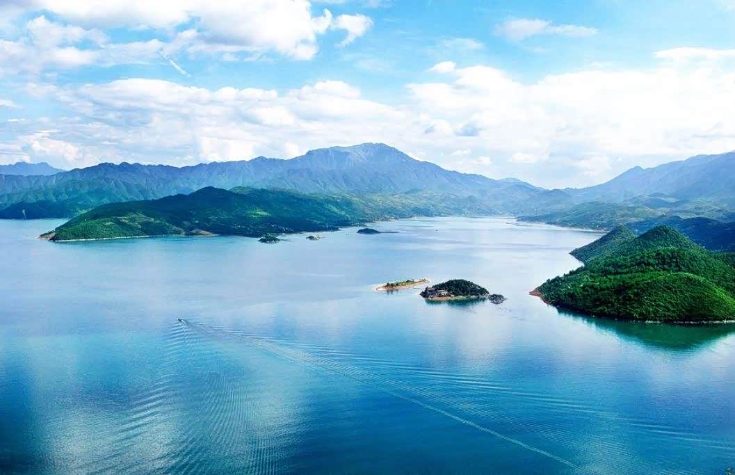 郴州东江湖景区氤氲水雾里的宇宙奇观