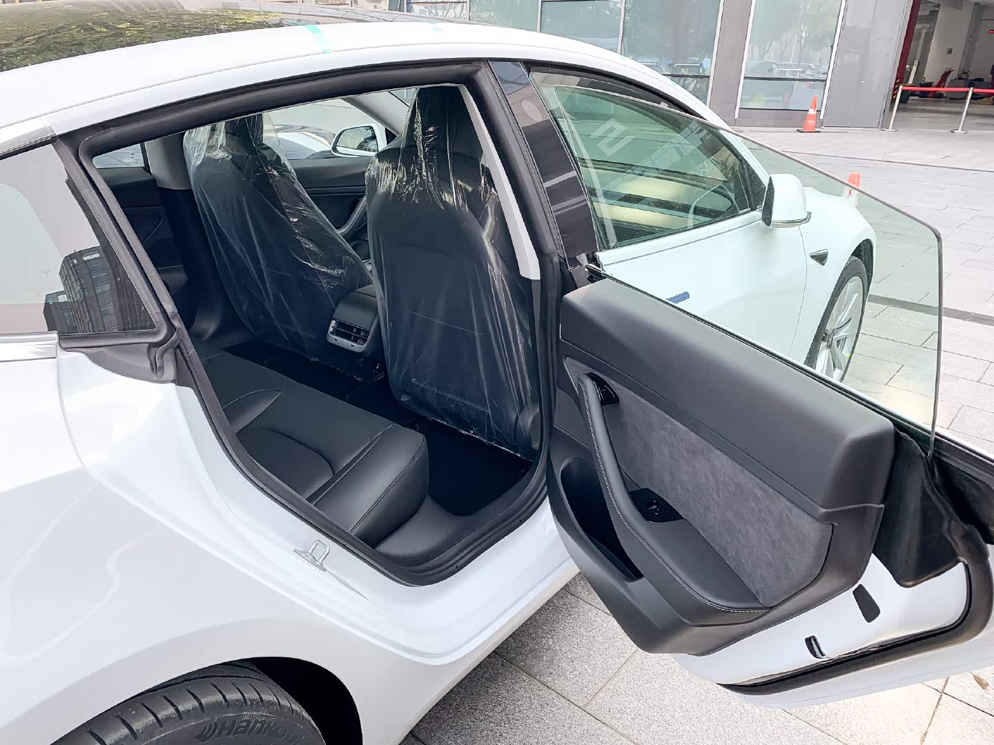 白色的特斯拉model3,看着很舒服!