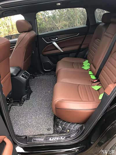 表哥推荐选择本田新出这款urv话说后排空间超级过道处可以再睡个人