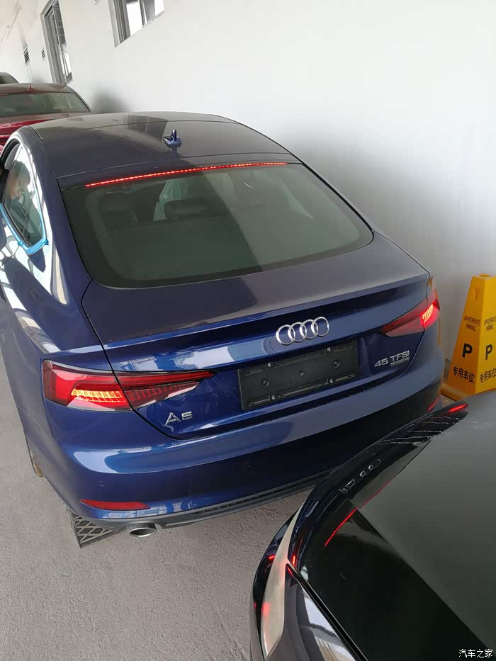 位刹车灯挺好看