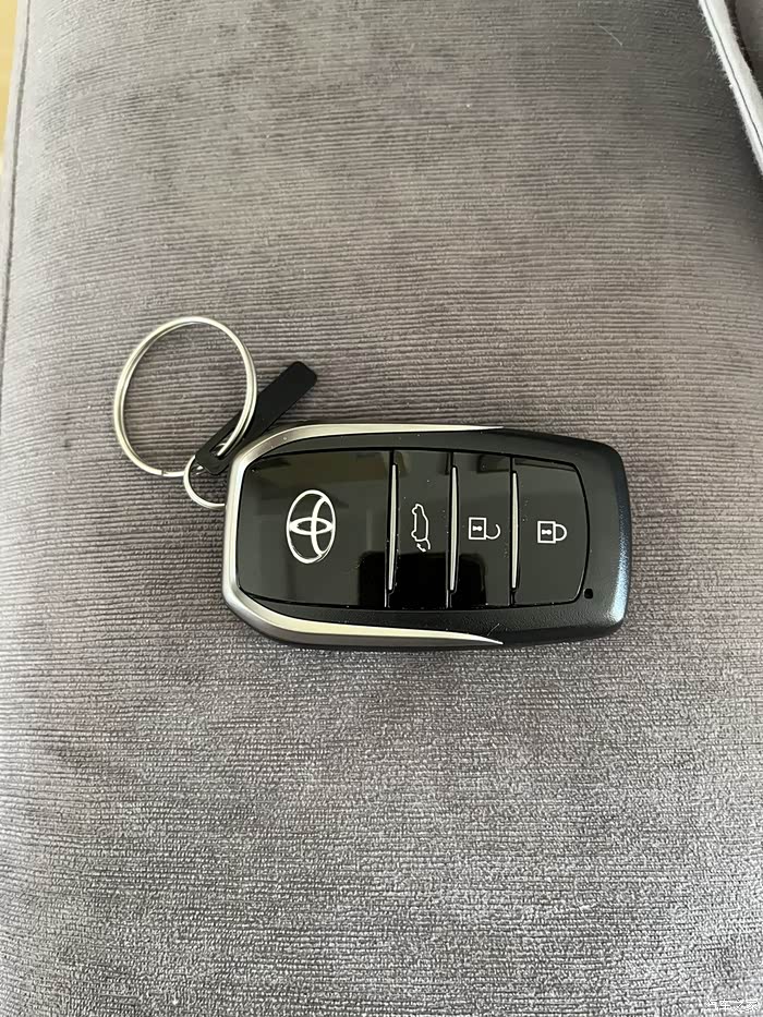 一年多点,车的钥匙没有电了,遥控不起作用了!