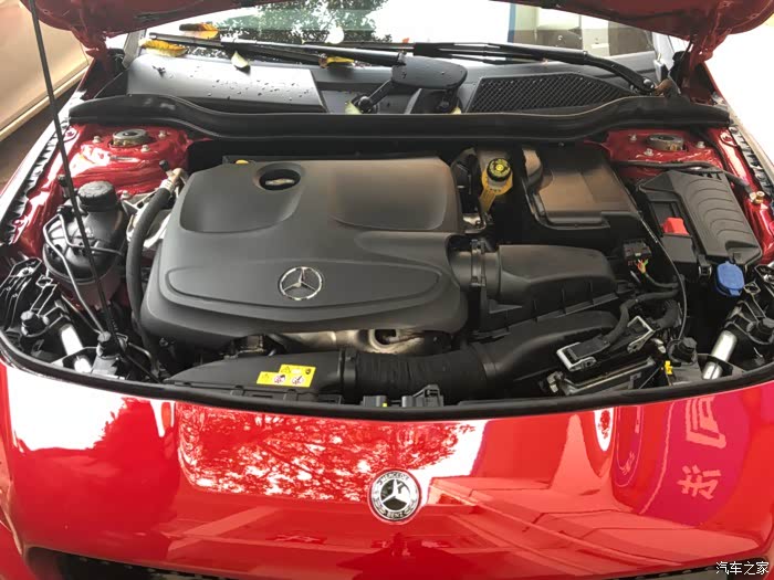 这车前盖里面怎么是这样的啊