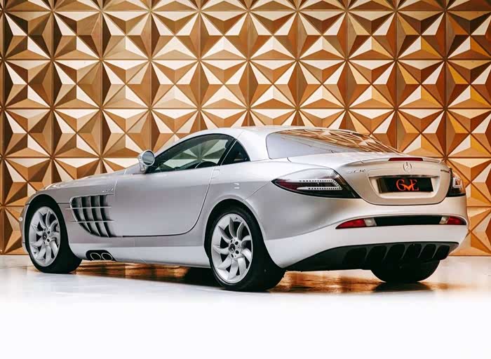 benz slr mclaren ,那很像鲨鱼腮,不错不错!