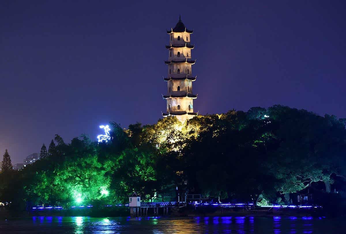 江心屿风景秀丽,映衬江心寺,历来被称为"瓯江蓬莱"