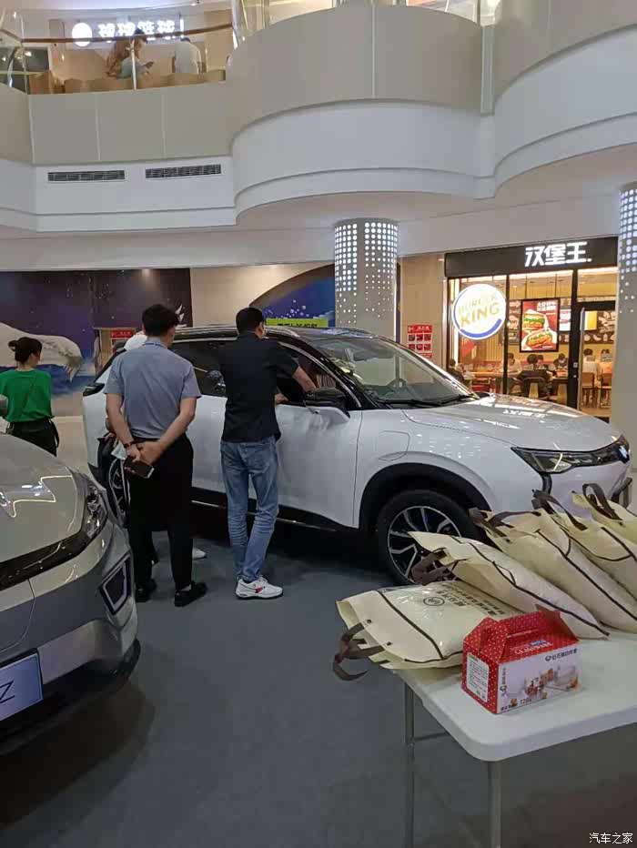 威马w6走进温州龙港置信广场